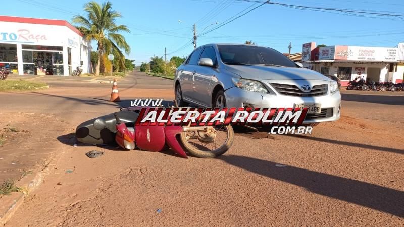 Mulher foi socorrida após ter moto atingida por carro nessa manhã, em Rolim de Moura Mulher foi socorrida após ter moto atingida por carro nessa manhã, em Rolim de Moura