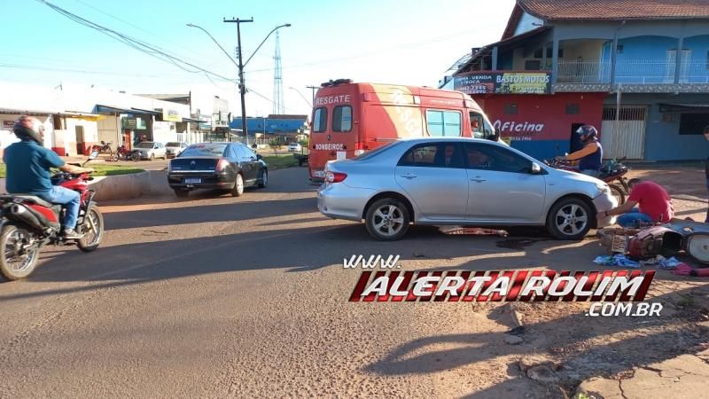 Mulher foi socorrida após ter moto atingida por carro nessa manhã, em Rolim de Moura Mulher foi socorrida após ter moto atingida por carro nessa manhã, em Rolim de Moura