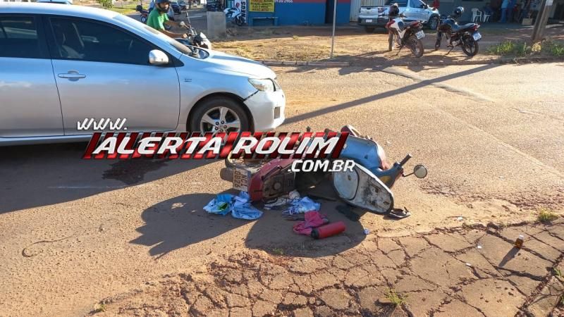 Mulher foi socorrida após ter moto atingida por carro nessa manhã, em Rolim de Moura Mulher foi socorrida após ter moto atingida por carro nessa manhã, em Rolim de Moura