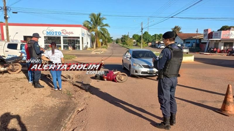 Mulher foi socorrida após ter moto atingida por carro nessa manhã, em Rolim de Moura Mulher foi socorrida após ter moto atingida por carro nessa manhã, em Rolim de Moura
