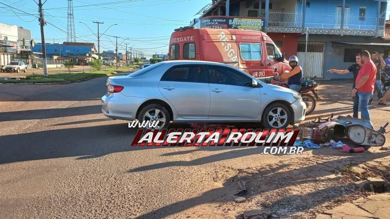 Mulher foi socorrida após ter moto atingida por carro nessa manhã, em Rolim de Moura Mulher foi socorrida após ter moto atingida por carro nessa manhã, em Rolim de Moura