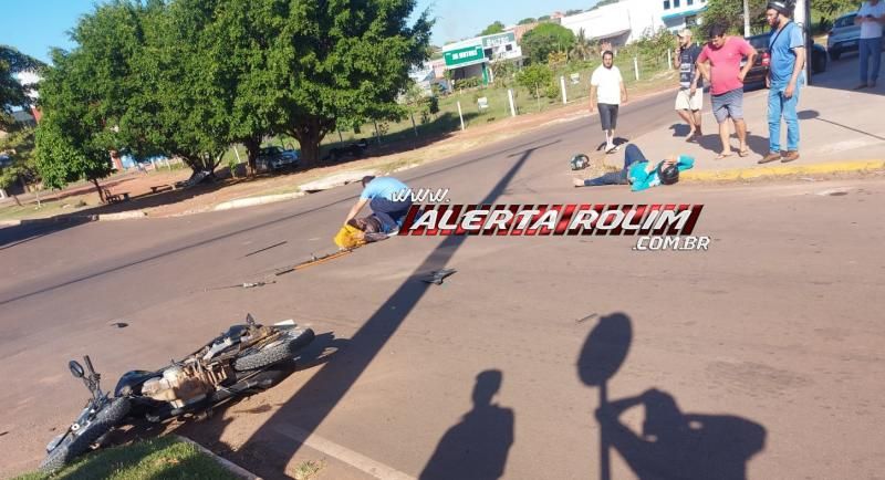 Ocupantes de moto foram socorridos após serem atingidos por carro nessa manhã de domingo, em Rolim de Moura Ocupantes de moto foram socorridos após serem atingidos por carro nessa manhã de domingo, em Rolim de Moura
