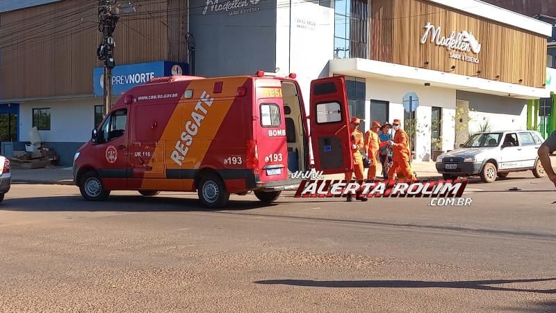 Ocupantes de moto foram socorridos após serem atingidos por carro nessa manhã de domingo, em Rolim de Moura Ocupantes de moto foram socorridos após serem atingidos por carro nessa manhã de domingo, em Rolim de Moura