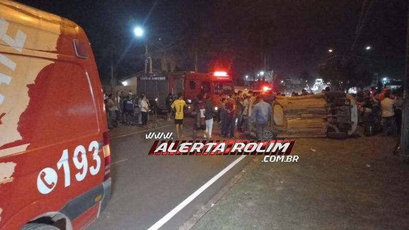 Carro tombou ao ser atingido por outro nessa noite em Rolim de Moura Carro tombou ao ser atingido por outro nessa noite em Rolim de Moura