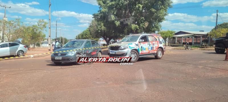 Acidente de trânsito envolvendo dois carros foi registrado no bairro São Cristóvão, em Rolim de Moura Acidente de trânsito envolvendo dois carros foi registrado no bairro São Cristóvão, em Rolim de Moura