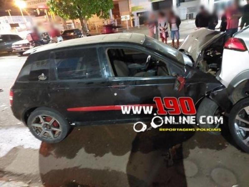 Acidente de trânsito envolvendo três carros foi registrado em Alta Floresta do Oeste Acidente de trânsito envolvendo três carros foi registrado em Alta Floresta do Oeste