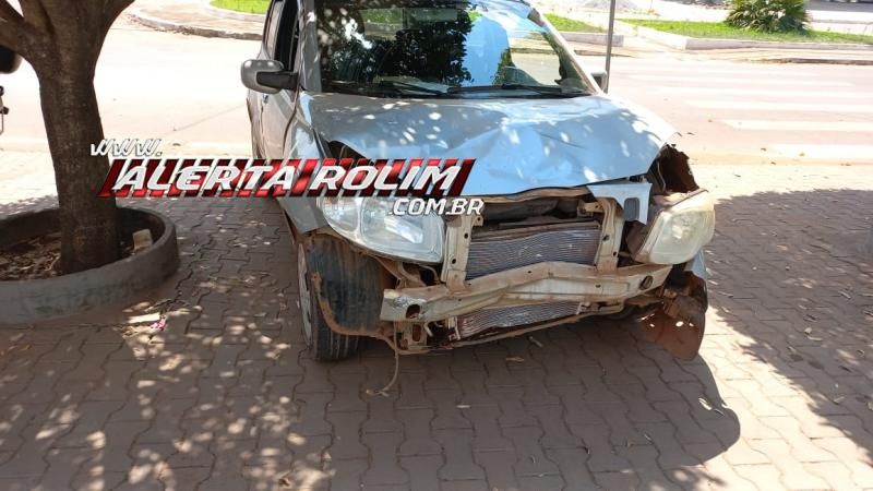 Acidente envolvendo carro e moto foi registrado em rotatória de Rolim de Moura Acidente envolvendo carro e moto foi registrado em rotatória de Rolim de Moura