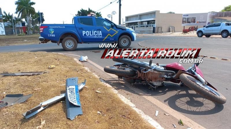 Acidente envolvendo carro e moto foi registrado em rotatória de Rolim de Moura Acidente envolvendo carro e moto foi registrado em rotatória de Rolim de Moura