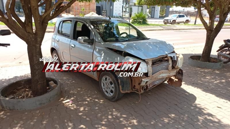 Acidente envolvendo carro e moto foi registrado em rotatória de Rolim de Moura Acidente envolvendo carro e moto foi registrado em rotatória de Rolim de Moura
