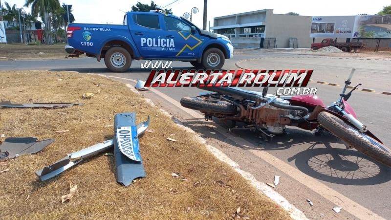 Acidente envolvendo carro e moto foi registrado em rotatória de Rolim de Moura Acidente envolvendo carro e moto foi registrado em rotatória de Rolim de Moura