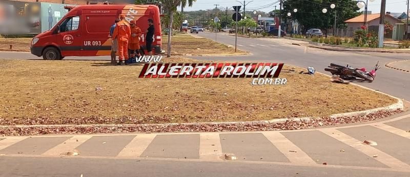 Acidente envolvendo carro e moto foi registrado em rotatória de Rolim de Moura Acidente envolvendo carro e moto foi registrado em rotatória de Rolim de Moura