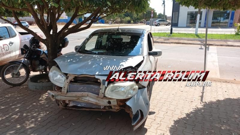 Acidente envolvendo carro e moto foi registrado em rotatória de Rolim de Moura Acidente envolvendo carro e moto foi registrado em rotatória de Rolim de Moura
