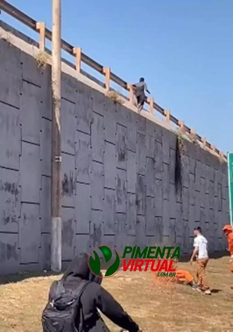 Ao tentar resgatar rapaz que ameaçava se jogar, bombeiro é puxado e acaba caindo de viaduto em Pimenta Bueno Ao tentar resgatar rapaz que ameaçava se jogar, bombeiro é puxado e acaba caindo de viaduto em Pimenta Bueno