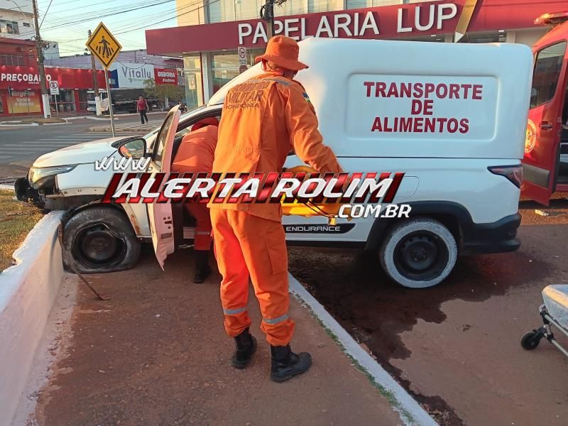 Após passar mal, motorista bateu em mureta da rotatória, em Rolim de Moura Após passar mal, motorista bateu em mureta da rotatória, em Rolim de Moura