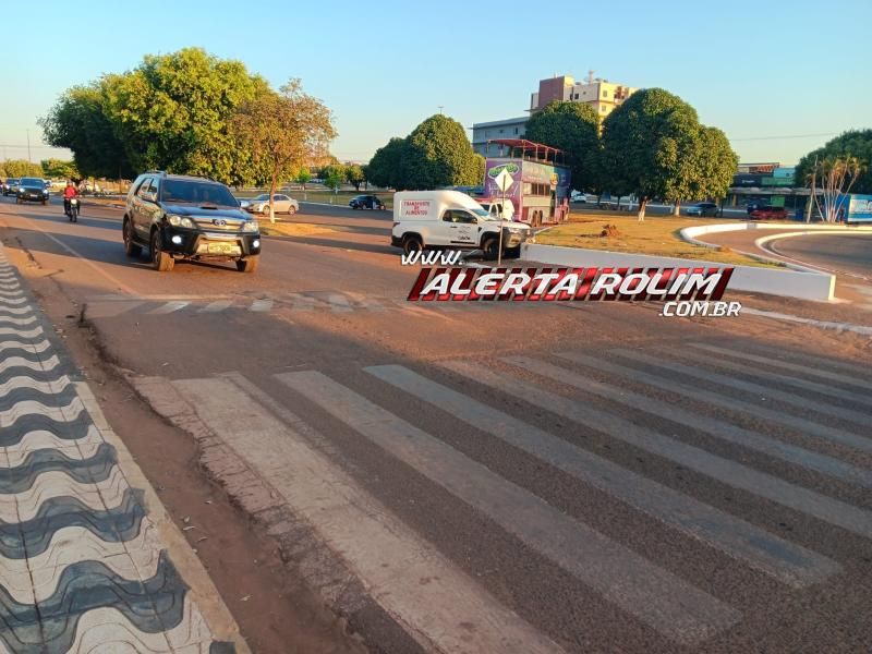 Após passar mal, motorista bateu em mureta da rotatória, em Rolim de Moura Após passar mal, motorista bateu em mureta da rotatória, em Rolim de Moura
