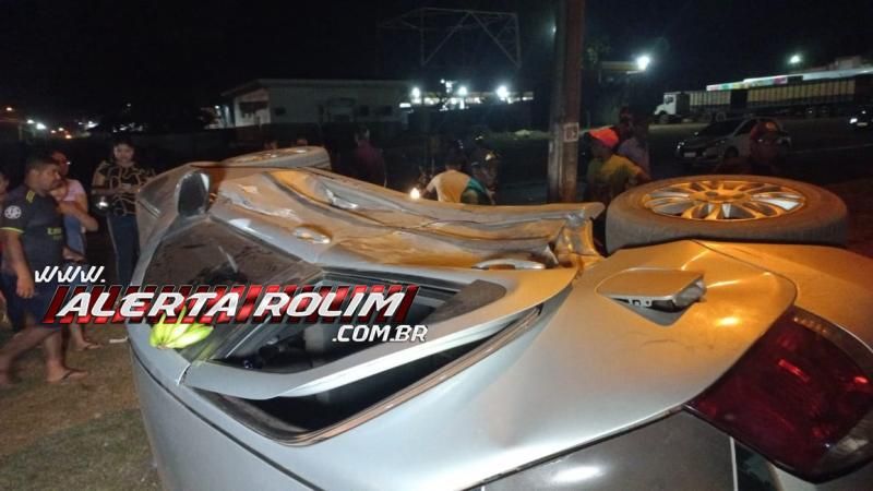 Carro de aplicativo tombou ao ser atingido por outro veículo, em Rolim de Moura - Veja o vídeo da colisão Carro de aplicativo tombou ao ser atingido por outro veículo, em Rolim de Moura - Veja o vídeo da colisão