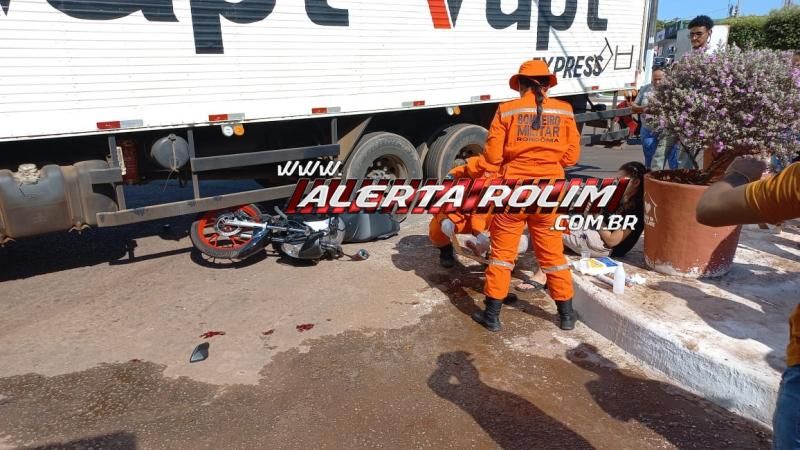 Colisão entre moto e caminhão deixou mulher ferida nessa manhã, em Rolim de Moura Colisão entre moto e caminhão deixou mulher ferida nessa manhã, em Rolim de Moura