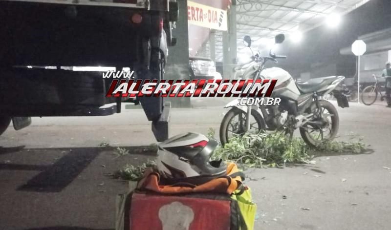 Delivery foi socorrido com ferimento na cabeça após bater na traseira de carreta que estava imobilizada na via, em Rolim de Moura Delivery foi socorrido com ferimento na cabeça após bater na traseira de carreta que estava imobilizada na via, em Rolim de Moura