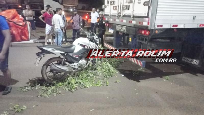 Delivery foi socorrido com ferimento na cabeça após bater na traseira de carreta que estava imobilizada na via, em Rolim de Moura Delivery foi socorrido com ferimento na cabeça após bater na traseira de carreta que estava imobilizada na via, em Rolim de Moura