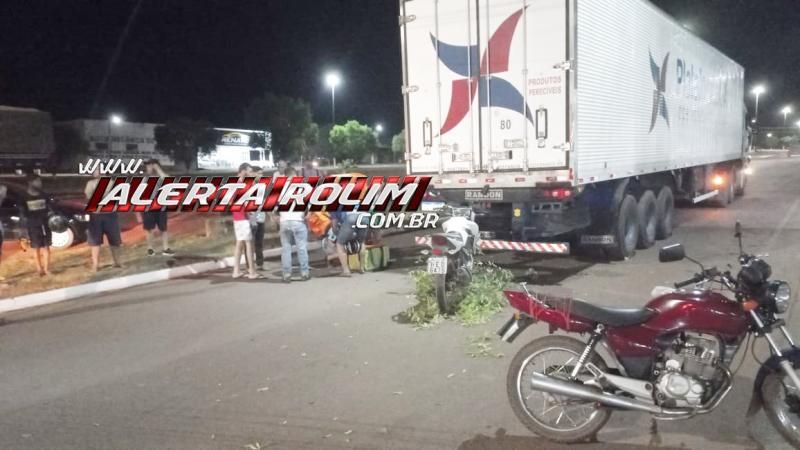 Delivery foi socorrido com ferimento na cabeça após bater na traseira de carreta que estava imobilizada na via, em Rolim de Moura Delivery foi socorrido com ferimento na cabeça após bater na traseira de carreta que estava imobilizada na via, em Rolim de Moura