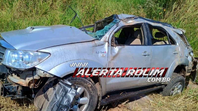 Duas pessoas foram socorridas após capotamento de camioneta na RO 010 entre Rolim de Moura e Nova Estrela Duas pessoas foram socorridas após capotamento de camioneta na RO 010 entre Rolim de Moura e Nova Estrela