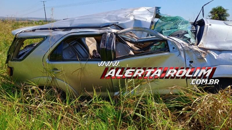 Duas pessoas foram socorridas após capotamento de camioneta na RO 010 entre Rolim de Moura e Nova Estrela Duas pessoas foram socorridas após capotamento de camioneta na RO 010 entre Rolim de Moura e Nova Estrela
