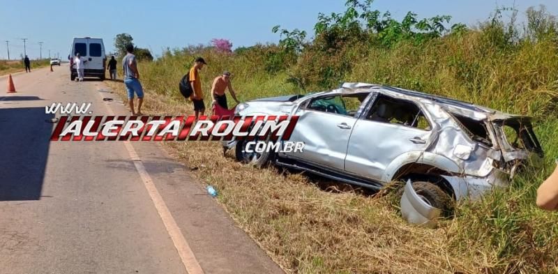 Duas pessoas foram socorridas após capotamento de camioneta na RO 010 entre Rolim de Moura e Nova Estrela Duas pessoas foram socorridas após capotamento de camioneta na RO 010 entre Rolim de Moura e Nova Estrela