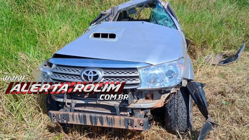 Duas pessoas foram socorridas após capotamento de camioneta na RO 010 entre Rolim de Moura e Nova Estrela Duas pessoas foram socorridas após capotamento de camioneta na RO 010 entre Rolim de Moura e Nova Estrela