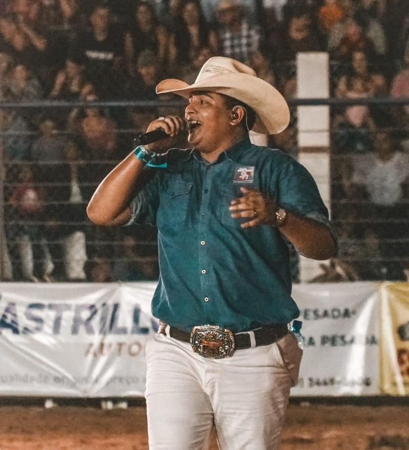 Marcos Natan: A Voz que Encanta e Emociona na 35ª Expoagro de Rolim de Moura Marcos Natan: A Voz que Encanta e Emociona na 35ª Expoagro de Rolim de Moura