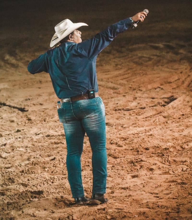 Marcos Natan: A Voz que Encanta e Emociona na 35ª Expoagro de Rolim de Moura Marcos Natan: A Voz que Encanta e Emociona na 35ª Expoagro de Rolim de Moura