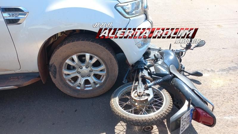 Motociclista foi atingido por caminhonete nessa manhã no Centro de Rolim de Moura Motociclista foi atingido por caminhonete nessa manhã no Centro de Rolim de Moura