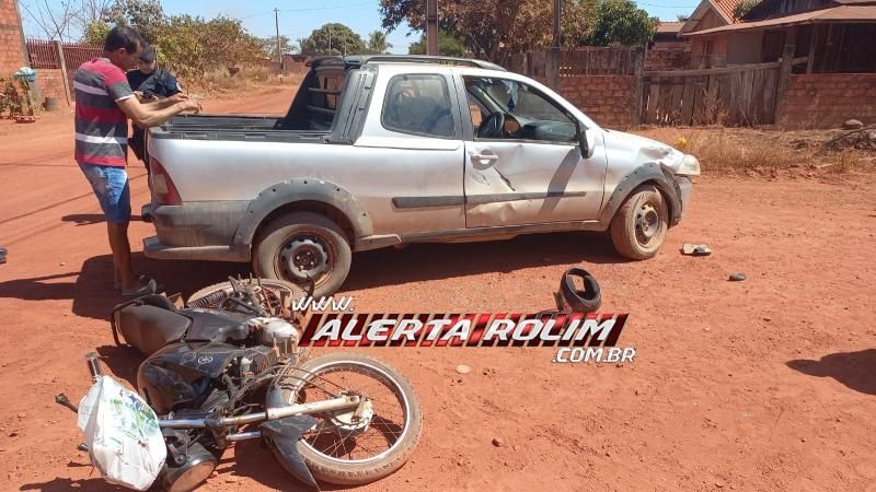 Mulher foi socorrida após colisão entre carro e moto no bairro Cidade Alta, em Rolim de Moura Mulher foi socorrida após colisão entre carro e moto no bairro Cidade Alta, em Rolim de Moura