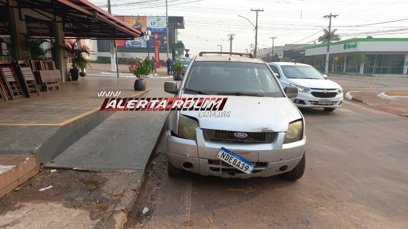 Acidente de trânsito em rotatória foi registrado nessa manhã, em Rolim de Moura Acidente de trânsito em rotatória foi registrado nessa manhã, em Rolim de Moura
