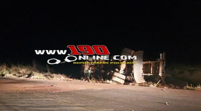 Caminhão leiteiro tombou na RO 383, em Alta Floresta do Oeste Caminhão leiteiro tombou na RO 383, em Alta Floresta do Oeste