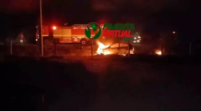 Carro capotou e pegou fogo na RO-47, em Cacoal Carro capotou e pegou fogo na RO-47, em Cacoal