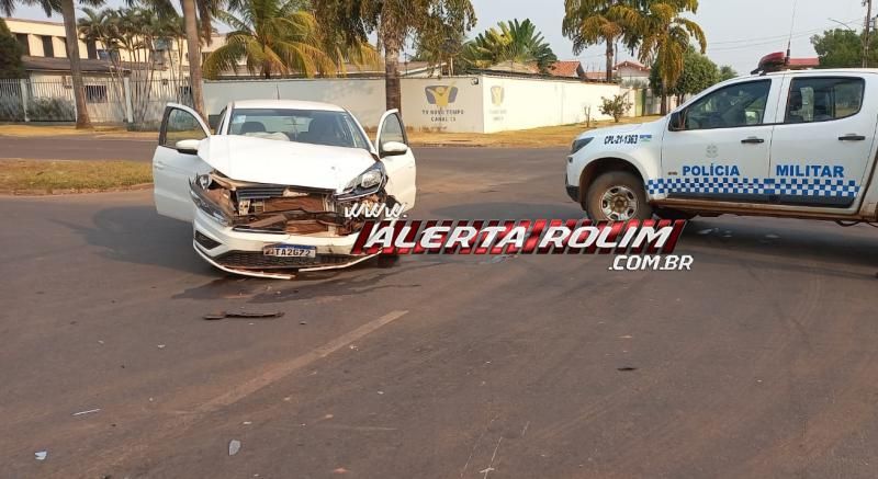 Colisão entre dois carros foi registrada nessa tarde, em Rolim de Moura - Veja o vídeo Colisão entre dois carros foi registrada nessa tarde, em Rolim de Moura - Veja o vídeo
