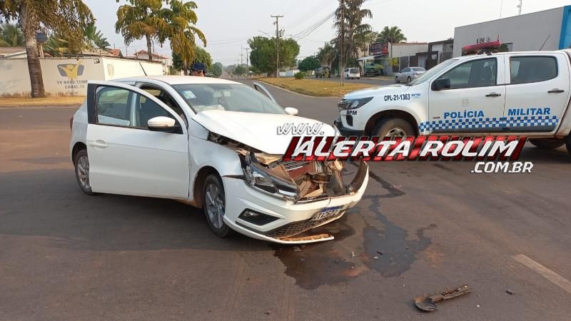 Colisão entre dois carros foi registrada nessa tarde, em Rolim de Moura - Veja o vídeo Colisão entre dois carros foi registrada nessa tarde, em Rolim de Moura - Veja o vídeo