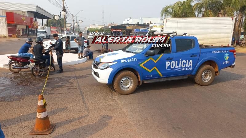 Condutor e passageiro de moto foram socorridos após acidente de trânsito, em Rolim de Moura Condutor e passageiro de moto foram socorridos após acidente de trânsito, em Rolim de Moura