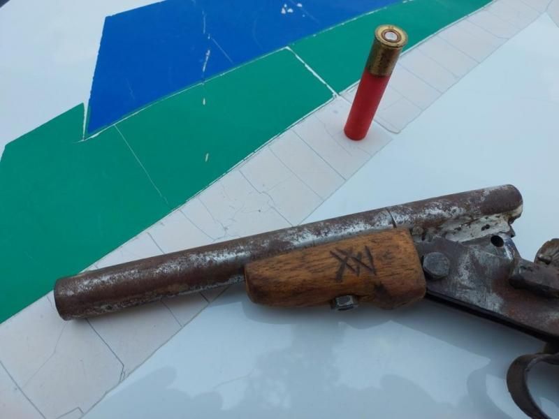 Denúncia levou Polícia Militar a encontrar arma em árvore, em São Miguel do Guaporé Denúncia levou Polícia Militar a encontrar arma em árvore, em São Miguel do Guaporé