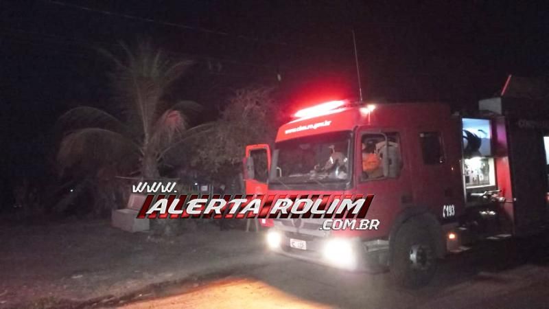 Incêndio em residência foi registrado nessa madrugada no bairro Beira Rio, em Rolim de Moura - Vídeo Incêndio em residência foi registrado nessa madrugada no bairro Beira Rio, em Rolim de Moura - Vídeo
