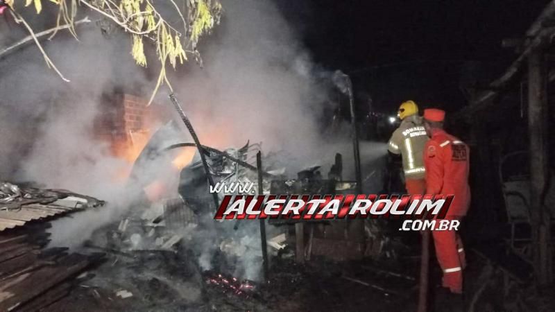 Incêndio em residência foi registrado nessa madrugada no bairro Beira Rio, em Rolim de Moura - Vídeo Incêndio em residência foi registrado nessa madrugada no bairro Beira Rio, em Rolim de Moura - Vídeo