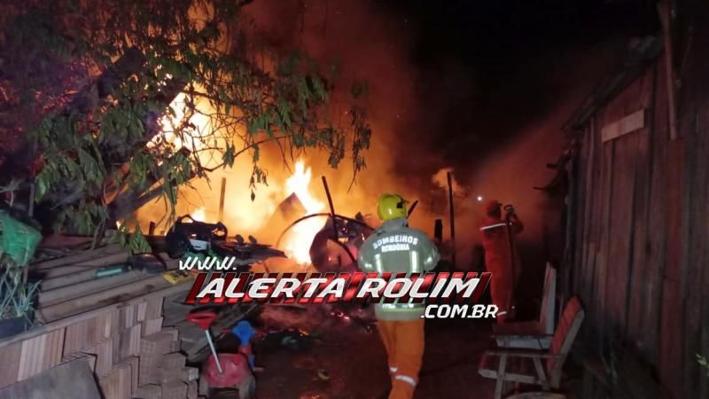 Incêndio em residência foi registrado nessa madrugada no bairro Beira Rio, em Rolim de Moura - Vídeo Incêndio em residência foi registrado nessa madrugada no bairro Beira Rio, em Rolim de Moura - Vídeo
