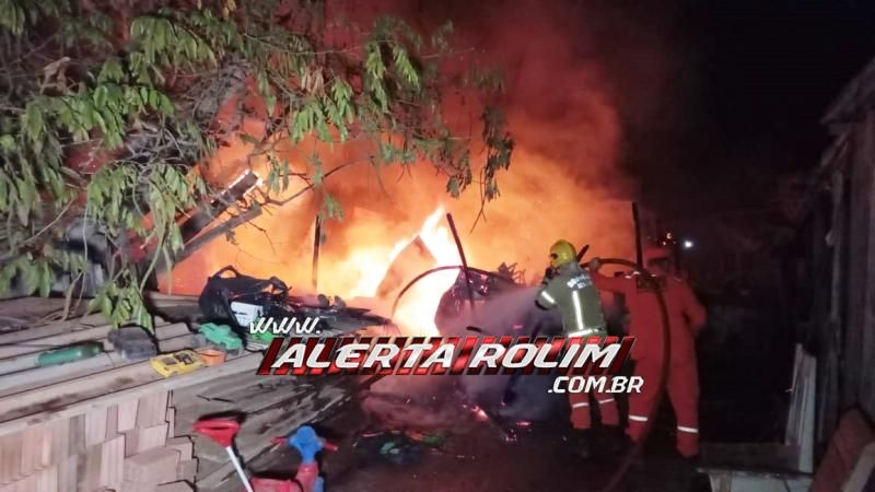 Incêndio em residência foi registrado nessa madrugada no bairro Beira Rio, em Rolim de Moura - Vídeo Incêndio em residência foi registrado nessa madrugada no bairro Beira Rio, em Rolim de Moura - Vídeo