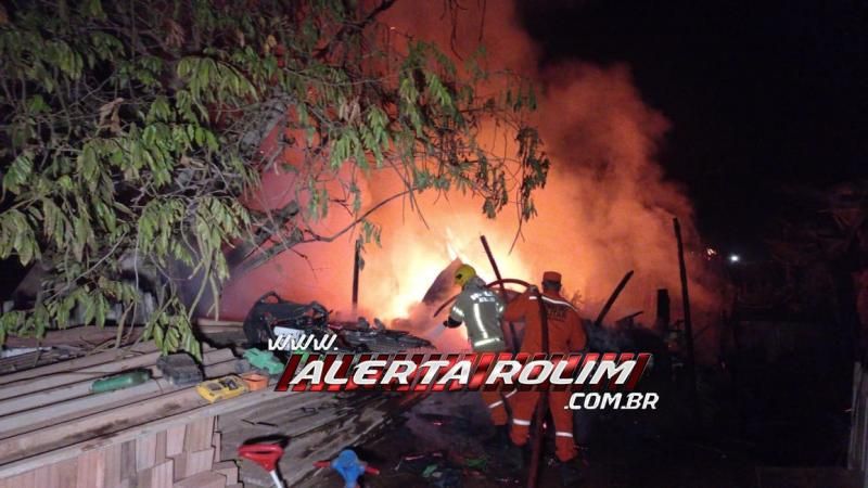 Incêndio em residência foi registrado nessa madrugada no bairro Beira Rio, em Rolim de Moura - Vídeo Incêndio em residência foi registrado nessa madrugada no bairro Beira Rio, em Rolim de Moura - Vídeo