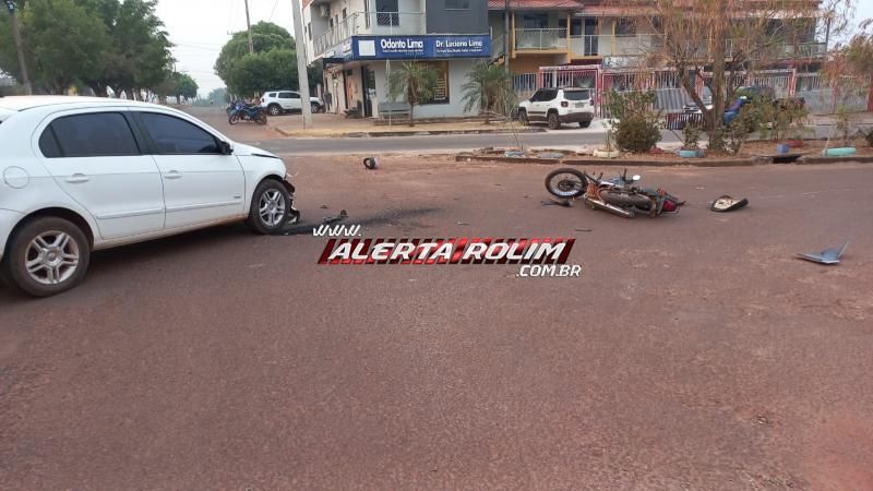 Vídeo - Motociclista foi socorrido pelos bombeiros após colisão com carro em cruzamento, em Rolim de Moura Vídeo - Motociclista foi socorrido pelos bombeiros após colisão com carro em cruzamento, em Rolim de Moura
