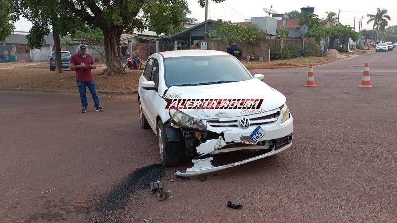 Vídeo - Motociclista foi socorrido pelos bombeiros após colisão com carro em cruzamento, em Rolim de Moura Vídeo - Motociclista foi socorrido pelos bombeiros após colisão com carro em cruzamento, em Rolim de Moura