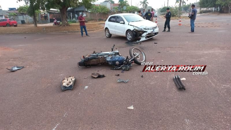 Vídeo - Motociclista foi socorrido pelos bombeiros após colisão com carro em cruzamento, em Rolim de Moura Vídeo - Motociclista foi socorrido pelos bombeiros após colisão com carro em cruzamento, em Rolim de Moura