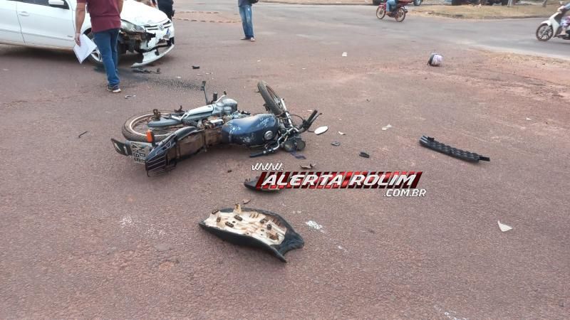 Vídeo - Motociclista foi socorrido pelos bombeiros após colisão com carro em cruzamento, em Rolim de Moura Vídeo - Motociclista foi socorrido pelos bombeiros após colisão com carro em cruzamento, em Rolim de Moura