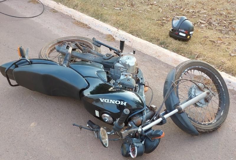 Motociclista sofreu queda após enroscar em fiação caída na via, em Rolim de Moura Motociclista sofreu queda após enroscar em fiação caída na via, em Rolim de Moura