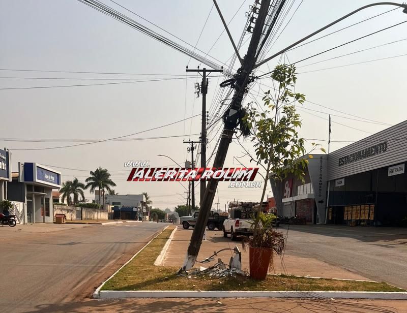Motorista de caminhão, que dirigia embriagado, colidiu em poste, na área central de Rolim de Moura Motorista de caminhão, que dirigia embriagado, colidiu em poste, na área central de Rolim de Moura